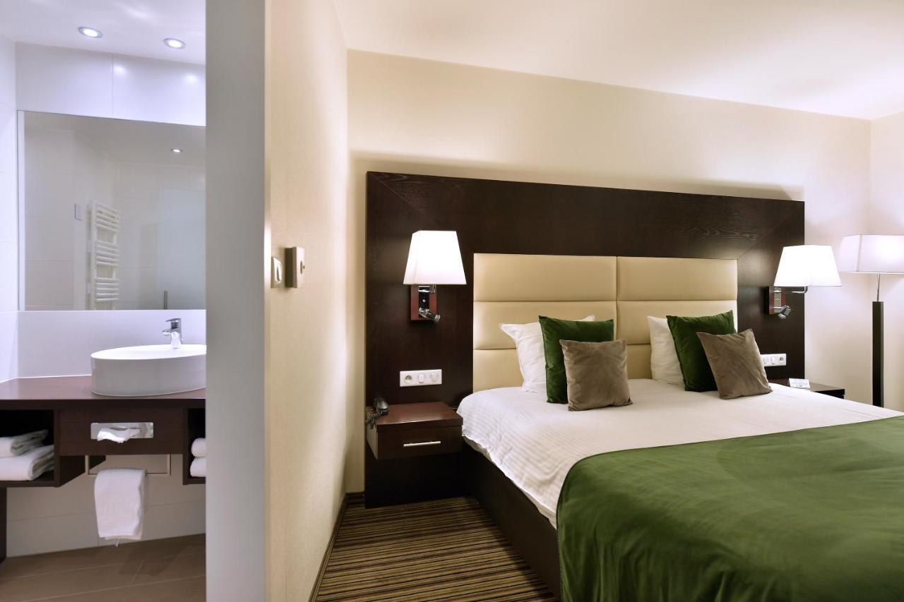 Hotel Charleroi Airport - Van Der Valk Esterno foto
