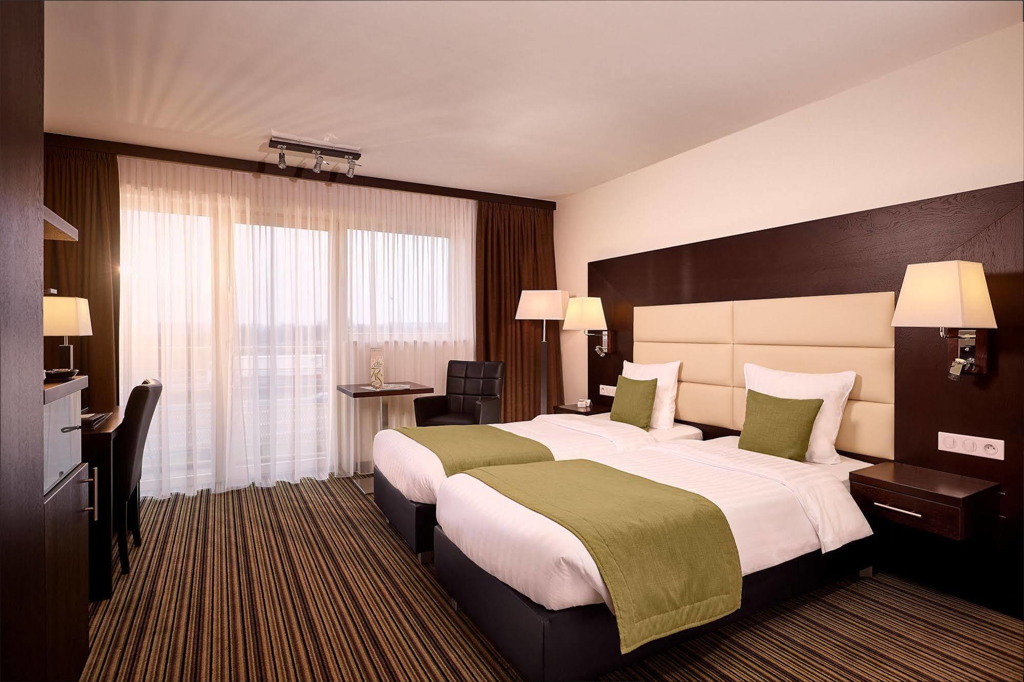 Hotel Charleroi Airport - Van Der Valk Esterno foto